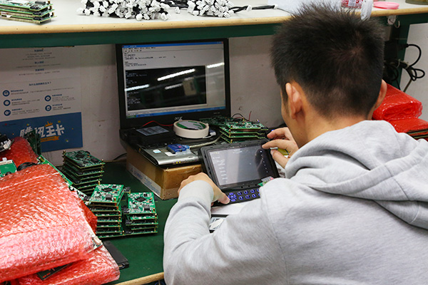 员工正在测试设备